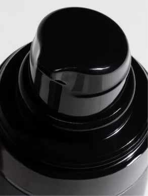 men’s face moisturizer texture close-up, lightweight hydrating cream for smooth soothed skin, ideal for post shave care