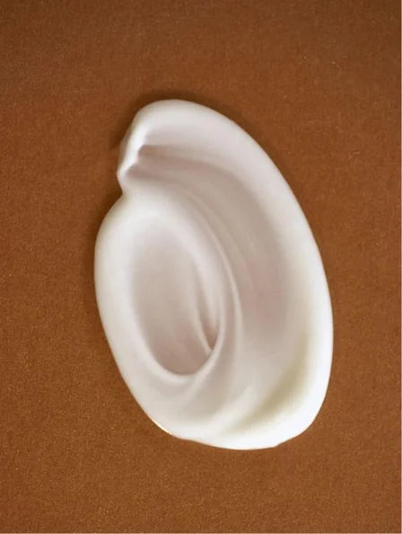 lightweight face cream texture on skin, men’s hydrating moisturizer for smooth soothed skin, ideal for post shave care